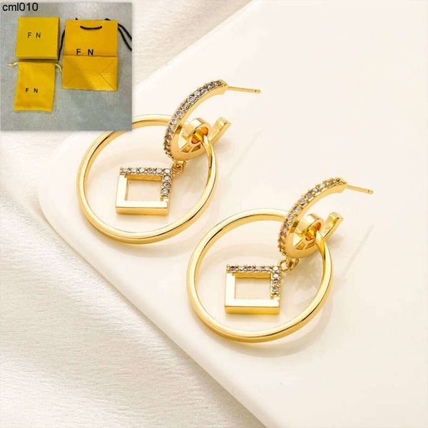 Clip per lettera classica Nuovo Charm Gold Gold Gift Designer Style Box Packaging Famiglia e orecchini di coppia Orecchini Boutique Jewelry XHS6