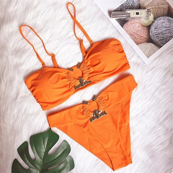 Swimwear femminile 2024 Accessori in metallo sexy europeo e americano Accessori metallici cavi a colori solidi in bikini top vita alta