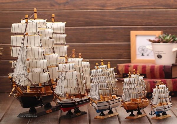 Navio de madeira Modelo de decoração náutica artesanato doméstico Figuras miniaturas marinhas azuis de madeira velejador de madeira decoração de barcos de decoração Y2003374532