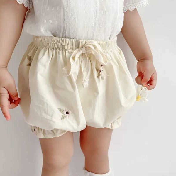 Shorts de verão shorts para bebês bordados colorido sólido coreano calça recém -nascida casual pão de verão fino roupas de bebê d240510