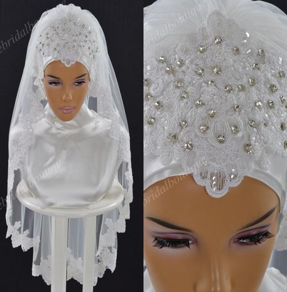 Véus de casamento muçulmano de luxo 2019 com arestas de renda Aplique e cristais uma camada Tulle Comprimento do cotovelo hijab de noiva Made S Arabia2522555