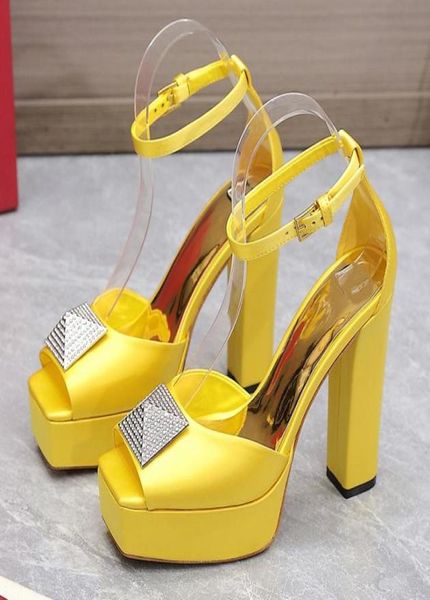 Kapak topuk sandalet kadın elbise ayakkabıları tasarımcısı kristal elmas toka üst kaliteli kare kafa balık ağız serin ayakkabı 13cm yüksekliğinde heele4183310