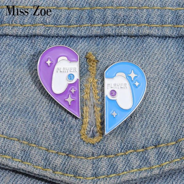 Broschen 2pcs Set Player Emaille Pins benutzerdefinierte Herzform Revers -Abzeichen Cartoon Game Lover Gamepad Schmuck Geschenk für Freunde