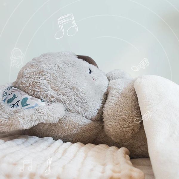 Party bevorzugt süße Koala -Baby -Soundmaschine mit Musiklichtern Rhythmische Atembewegung Komfort Puppe Plüsch gefülltes Tier für geborene Säuglinge