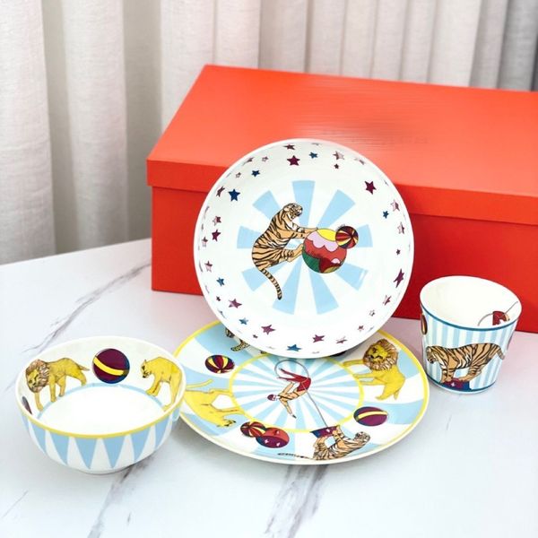 Zu Luxus -Designer -Geschirr gehören Schüsselschale und Cup -Cartoon -Kindersets mit hochwertigem Material 4 Teile für Set und 342K