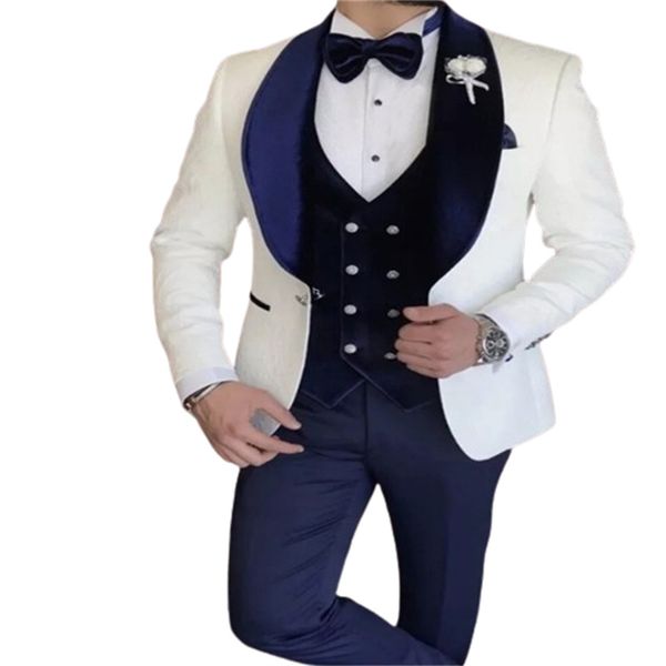 Melhores smokings de casamento branco e marinho Tuxedos de terno Velvet Velvet Súava de três peças, massacres 2024 jantar formal para festas de ônibus pico de lapela masculino blazers terno de cetim sob medida