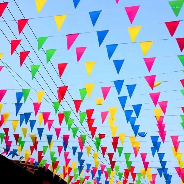 String triangolari di bandiere colorate per decorazioni per feste per i cantieri di costruzione del triangolo di apertura e di avvertimento per matrimoni