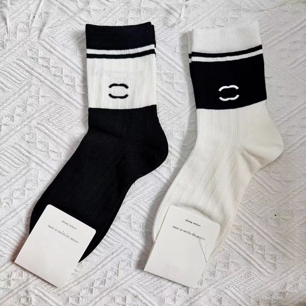 Frauen Socken Herren Designer für Männer Frauen Baumwolle atmungsaktive Buchstaben Socke mit Leder Damen Geeignete Kleidung