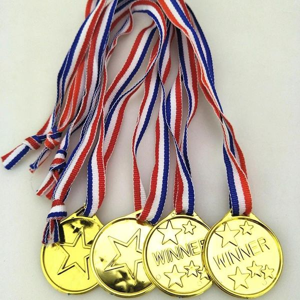 Favor de festa 10pcs vencedores de ouro de plástico medalhas infantis caça esportes prêmios prêmios Toys for Kids Favores de aniversário Pinata preenchimentos