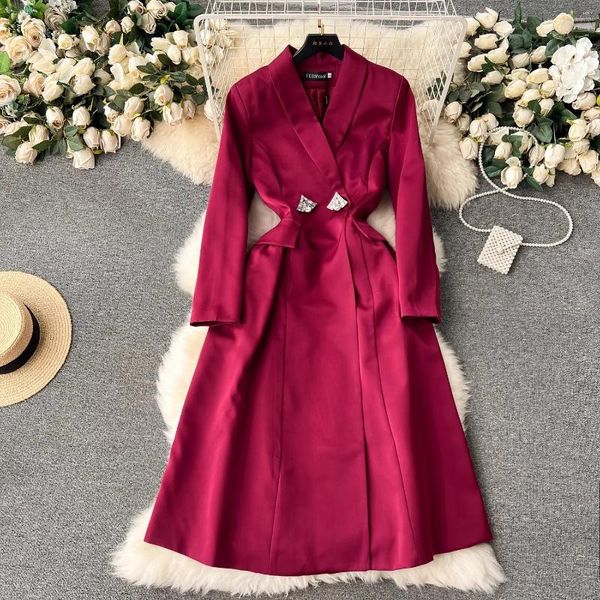 Trench feminino Coats Design de alta qualidade Rose Red com entalhes de colarinho de colarinho elegante Mulheres de outono Botões de diamantes da primavera Slim Midi