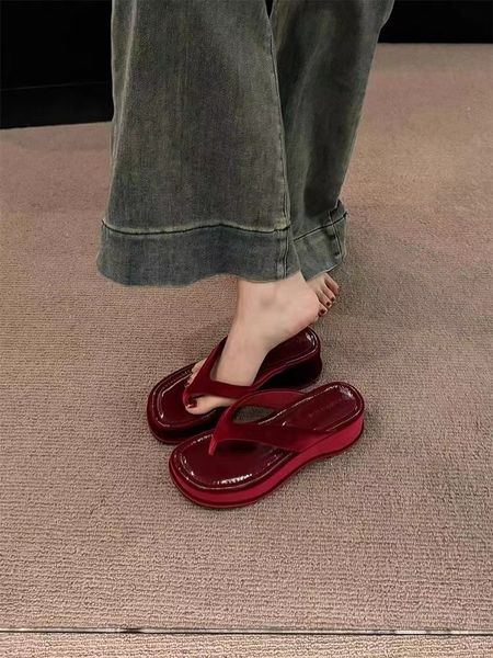 Sandali femminili a flip rosso alla moda a caldo per abbigliamento esterno, nuova spiaggia estiva 2024 sandali per torta spugna spessa