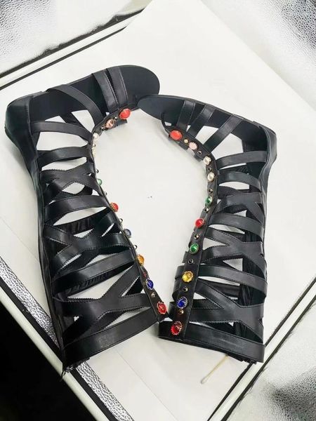 Stiefel Frauen flach mit hohlen Perlen Dekor coole schwarze Gladiator Sandalen Freizeit Frau Schuhe Street Hersteller Lang Sommer