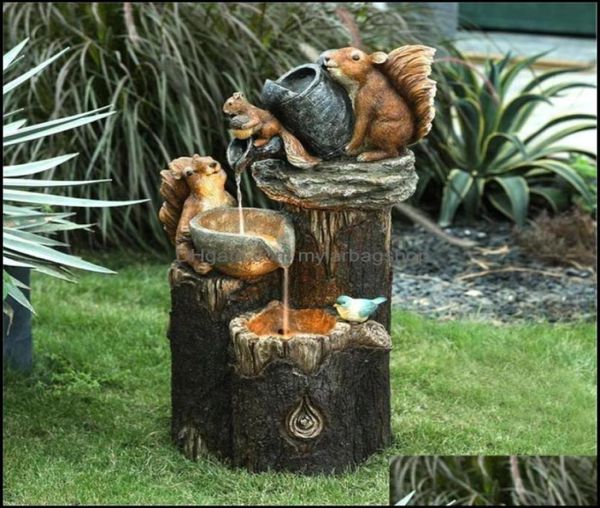 Decorações de jardim Patio Lawn Home Solar Power Resin Patio Fountain Design com LED Light Squirrel Decoration Outdoor Banana Simat9257815