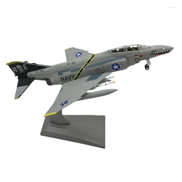 Dekoratif Figürinler 1: 100 F-4 Hayalet Fighter Bomber Pirate Bayrağı ABD Uçak Gemisi Savaş Gemisi Modeli
