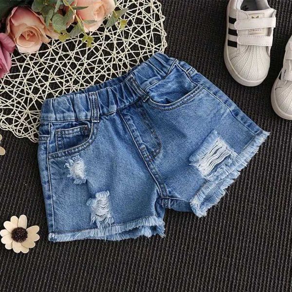 Shorts Baby Girl Shorts Jeans 2024 Summer Kids Version coreano pantaloni pantaloni ad alta vita per la vita per la vita jeans strappato 2-12 D240510