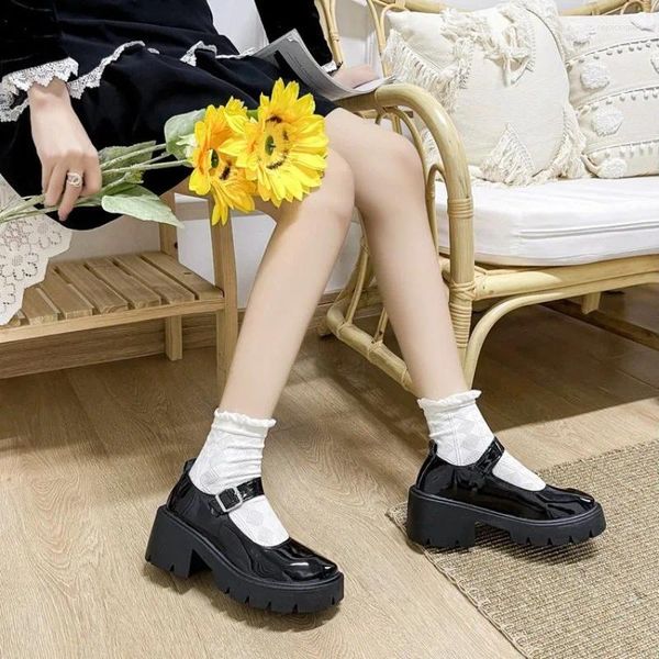 Scarpe eleganti 2024 retrò lolita con tacchi alti lacca lussuosa piattaforma di moda in pelle tacco quadrato sandali