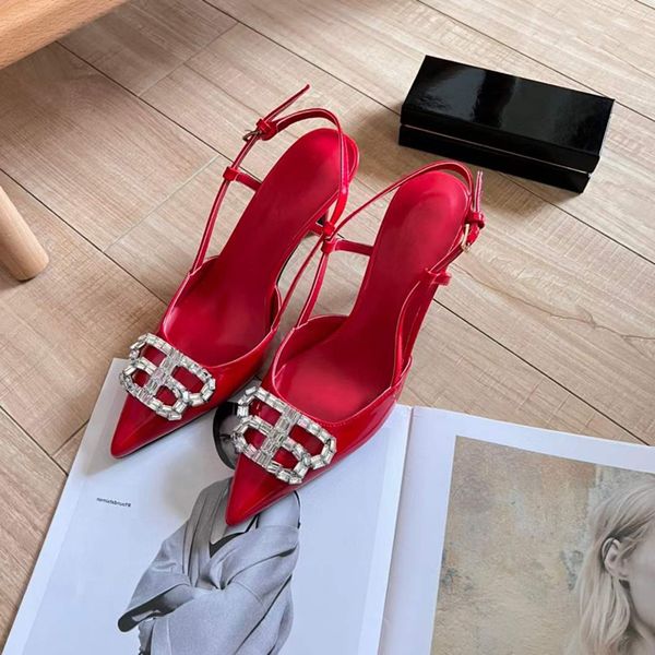 Berühmte Sandalen Pumpen Cagole 60- 80 mm Italien Mode Frauen Spitze Zehen Silberknopf Rotes Lackleder-Knöchelstall Designer Abendkleid Sandale High Heels EU 34-42