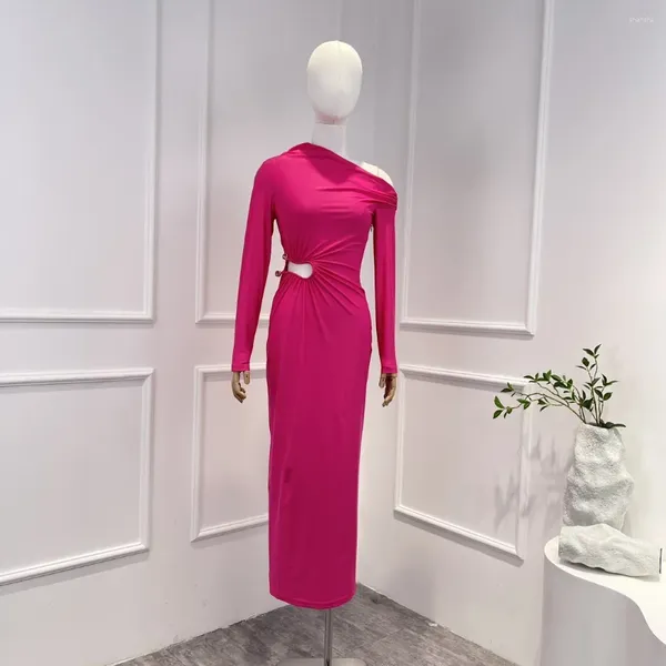 Coleção de vestidos casuais rosa vermelha 2024 sólido elegante corte uma cintura de ombro de manga cheia vestido longo para férias
