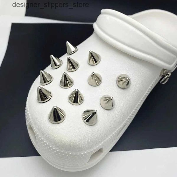 Slippers Горячие продажи DIY Punk Metal Decorative Hlorine Sandals в 2024 году.