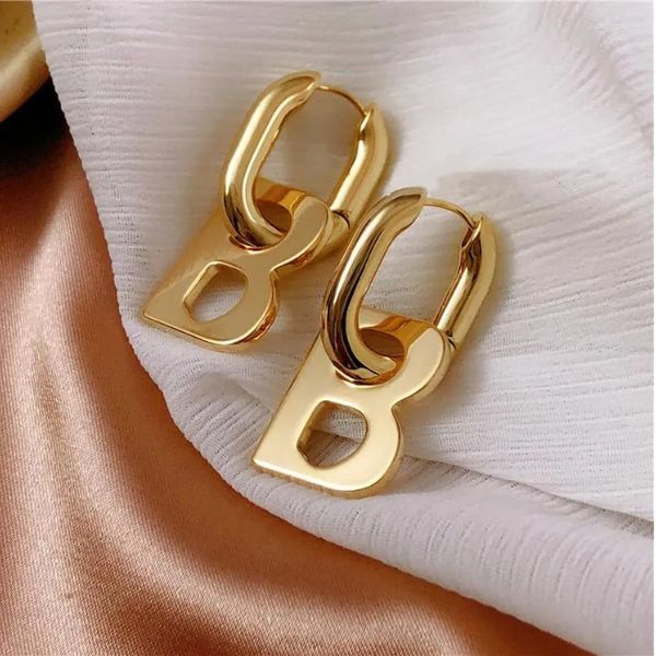 Designer di orecchini per donne che penzolano lettere drop uomini alla moda eleganti gioielli coreani Love regali