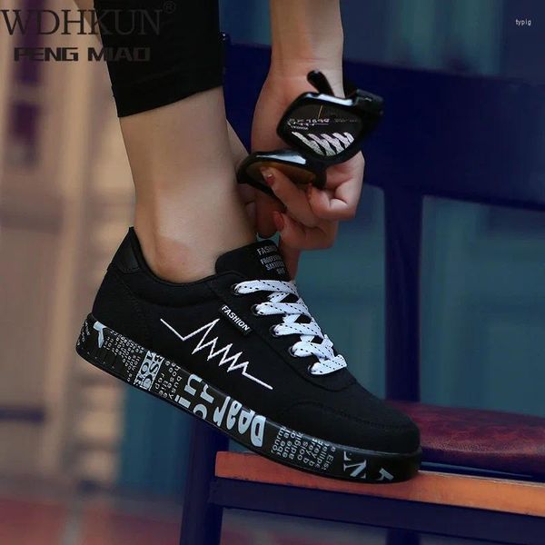 Fitness Shoes 2024 Spring Women Black Sneakers Lace-up Print Casual Baixo graffiti Canvas Mulher plana de alta qualidade