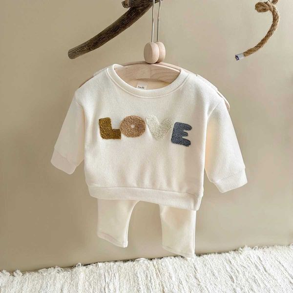 Roupas de roupas 2024 Novo recém -nascido menino de menino roupas de bebê letra de roupas de bebê bordado 2pcs Crianças infantis Conjuntos de roupas da primavera Autumnl2405