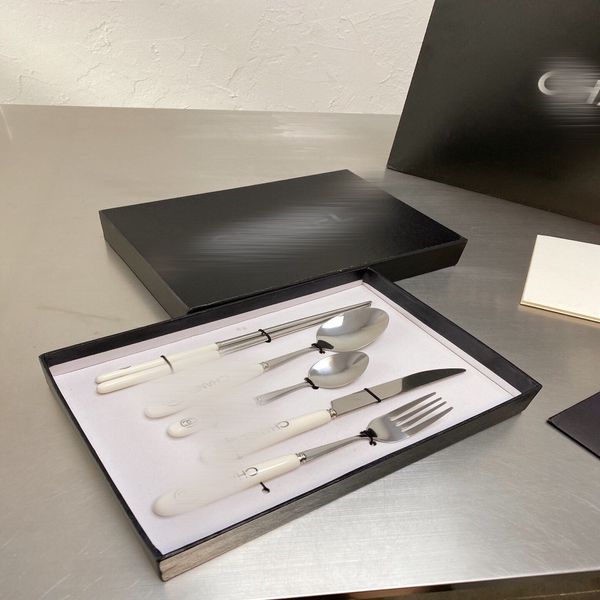 Luxus -Geschirrsets Signal -Messer -Gabel -Stäbchen und Löffel 5 Stück 1 Set Classic 304 Edelstahlmaterial für Home Hotel Ruhe 178o
