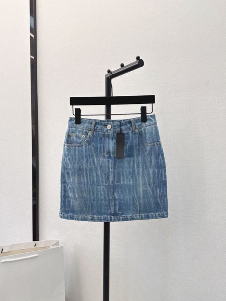 L'ultima lettera stampata in denim lavata dalla primavera e dall'estate