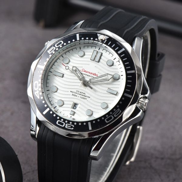 OMG Armbanduhren für Männer 2023 Neue Herren Uhren alle Zifferblatt -Arbeiten Quartz Watch hochwertige Luxusmarke Chronograph Rubber Watch Band Men Fashion Omegas -om5
