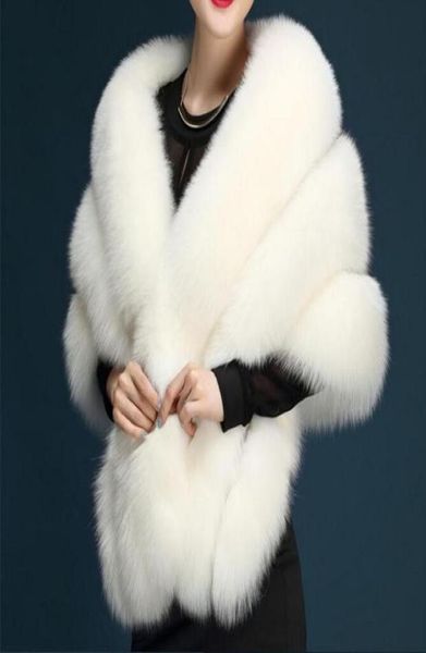 Elfenbein Faux Fur Wrap Evening Stoles und Wraps Faux Fell Achselzucken Hochzeitsjacke Bolero Hochzeit Bolero Braut Wintermantel auf Stock7760391