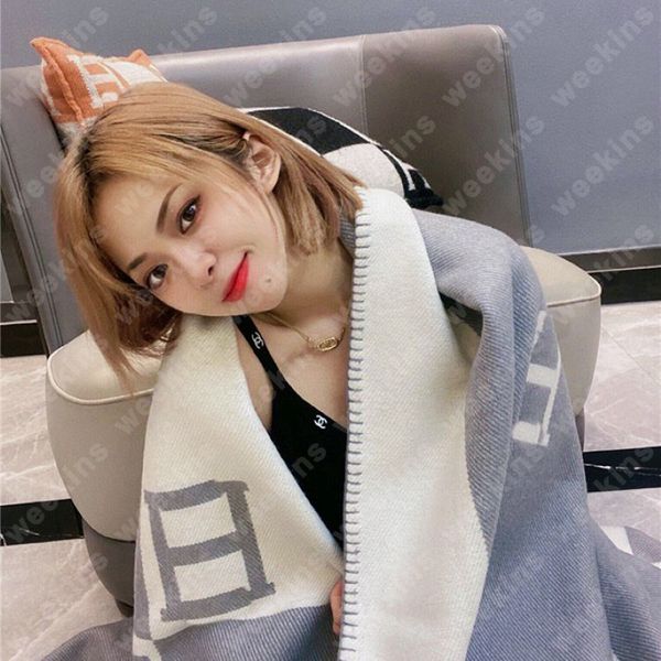 Cobertores de designers Cobertão sofisticado Cashmere Women Luxury Letter Sublimation Winter Weekins Beach Bathing Towel Bath Cotton D2111101L 244Y