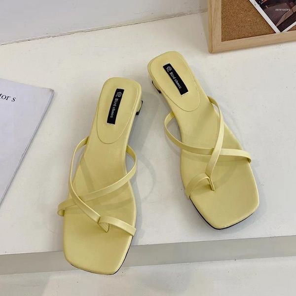 Terlik 2024 Yaz Zarif Silp-On Topuklu Vintage İnce Kayış Sandalet Kadınlar Flip Flops Beach Fashion Siyah Beyaz Ayakkabı Ladie