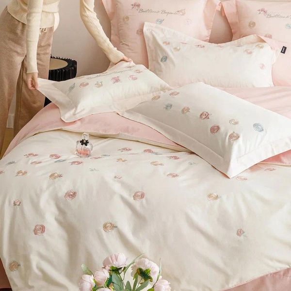 Наборы постельных принадлежностей 2024 Внутренняя роскошная девушка розовая хлопковая вышитая хлопковая вышивка маленького цветочного набора четырех кусочков