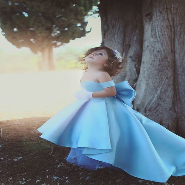 Baby Blue Flower Girls Kleider von Schulter Big Bow Hi-Lo Satin Einfache Prinzessin Girls Festzugskleid für Kinder Kleinkindkleid Custom 227e