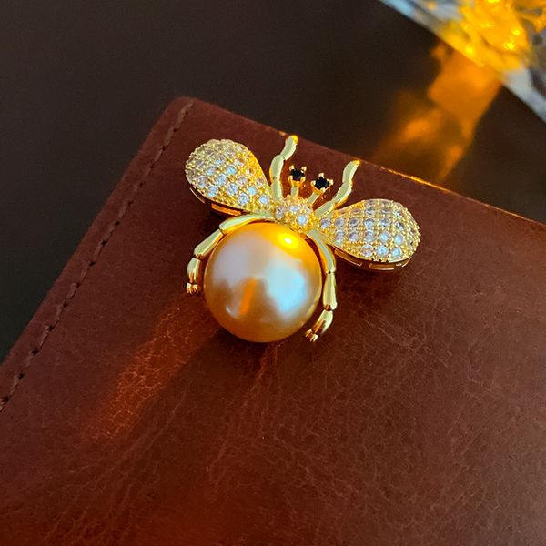 Real Gold Electroplated Zircon Bee Pearl Broche Moda Temperamento Pin Light Luxury Acessórios de luxo de luxo Fabricantes por atacado