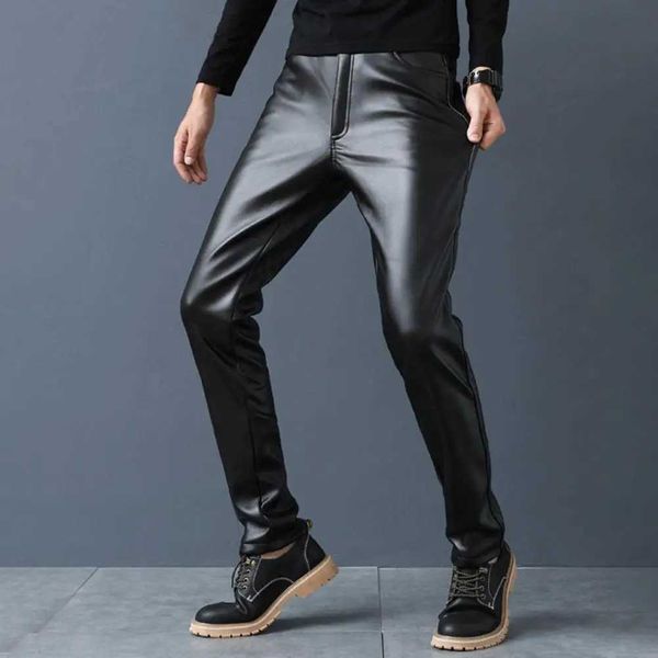 Erkek pantolon moda cepleri pürüzsüz yüzey yapay deri rahat ve aşınmaya dayanıklı erkek yaz pantolonlar erkek motosiklet pantolon moda 2405 korumak