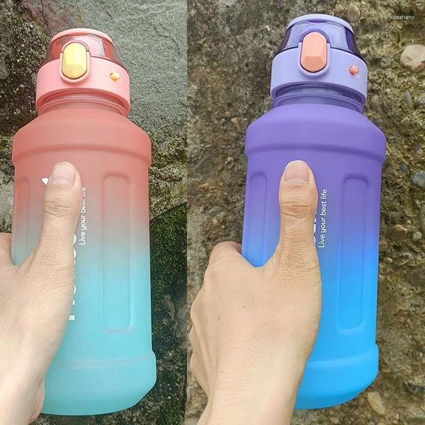 Wasserflaschen 4 Süßigkeitenfarbe Ankunft 1300 ml große Kapazitätssportflasche mit Strohlogo