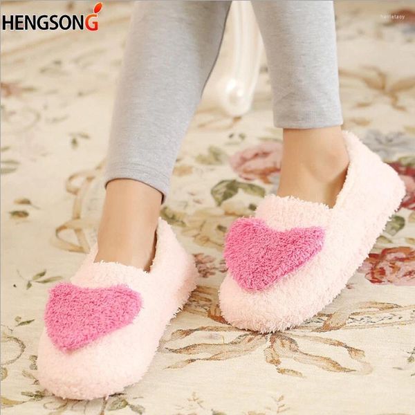 Slippers mulheres confortáveis decoração de grande coração inverno para fêmeas calçados de pelúcia curta de pelúcia