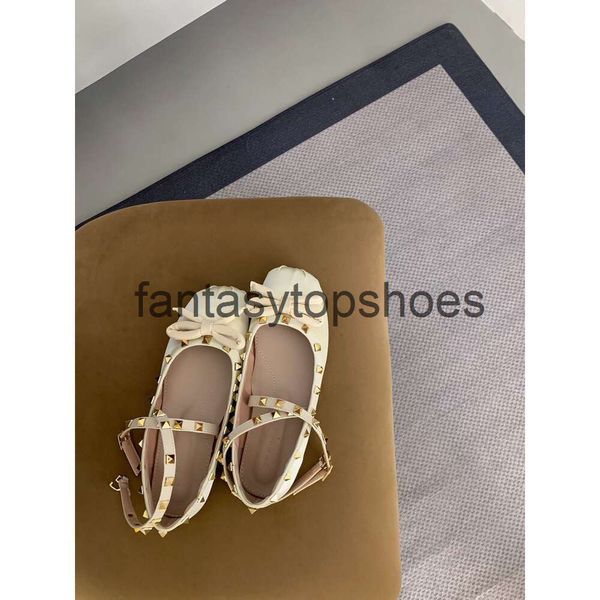 Designer de valentão Sapatos de namorados saltos dos namorados Satin Ballerinas VT com pregos de tons sobre tone arco raso design diário tira vermelha sapatos planos calcanhar mk1yly