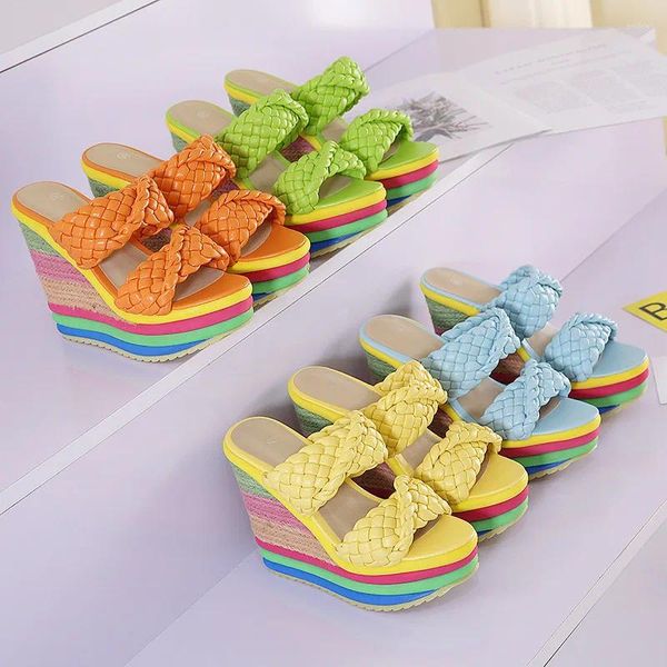 Flippers 2024 Sandálias de arco-íris de sola grossa Mulheres vestidos de festa ao ar livre fadies cunhas sapatos de marca