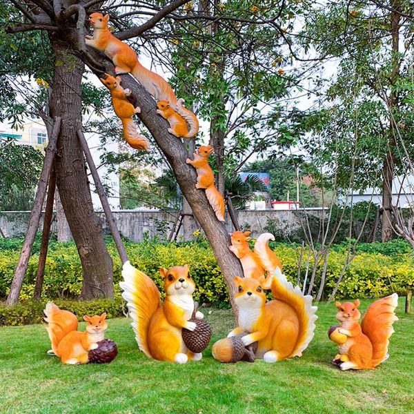 Simulierte Eichhörnchen -Skulpturendekoration Klettern und Hängebäume Dekorieren Sie die Gartengemeinde im Freien in Hof Grasland Blume Meer Tierlandschaft