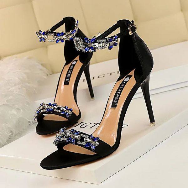 2020 Nuovo europeo American Style Sexy Banquet High Heels Scarpette di raso alto con la punta a punta di piedi Sandali cinghia