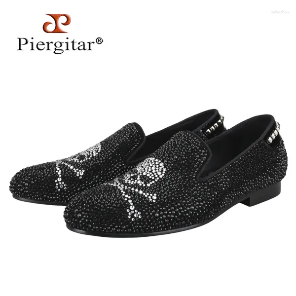 Lässige Schuhe Piergitar Schwarz und Weiß gemischter Farbschädel Kristall Strasssteine Herren-Slipper Das gleiche Modell handgefertigtes Slip-On