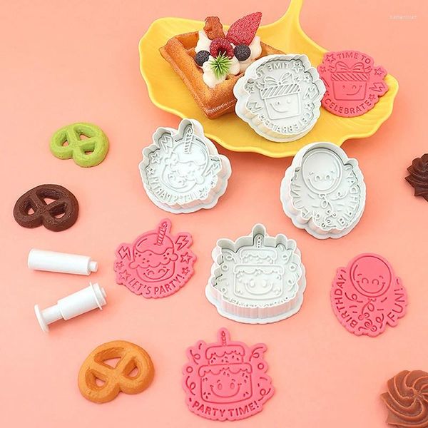 Backformen 4pcs Cookie Stempel Set Happy Birthday Series Cutter mit Kolben Keks Press Form DIY -Gebäckzubehör