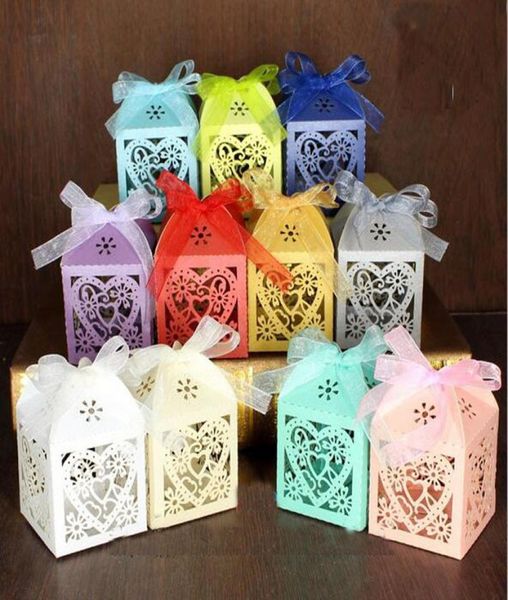 100pcsset Heart Laser Cut Hohlwagen Babypartybevorzugungen Kisten Geschenke Candy Boxes bevorzugt Halter mit Ribbon Hochzeitsfeier Supp6044306