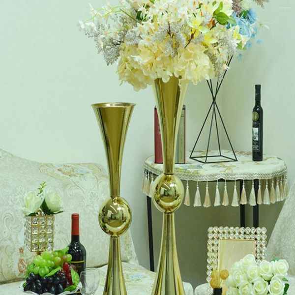 Titulares de vela 16pcs) VENDANDO BELA PEDENTE CENTRAL FLORES GOLD STAND para decoração da mesa de casamento à venda AB0215