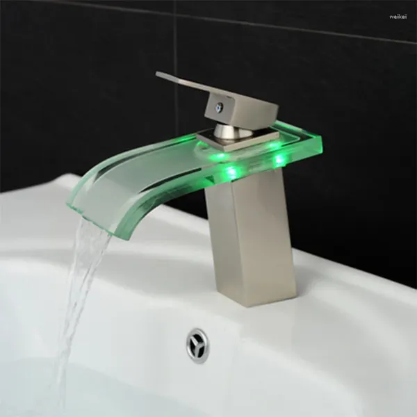 Rubinetti del lavandino da bagno cascata in ottone a led miscelazione installazione del piano di lavoro in vetro e acqua fredda