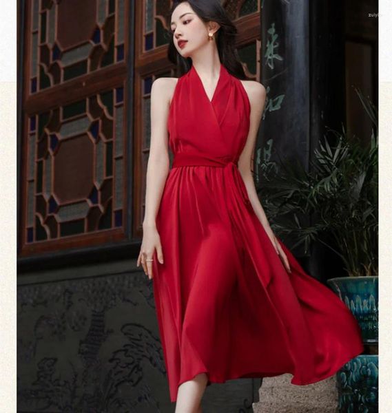 Lässige Kleider hochwertiger französischer Sommer Roter Satin Prom Party Kleid Vintage Frauen Halfter gegen Halshülse vor Schulter Schnürung Midi
