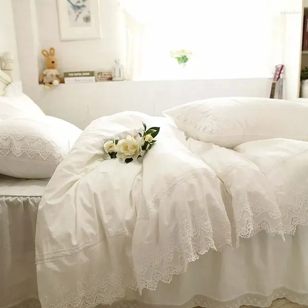 Set di biancheria da letto set di ricami di lusso Strati di torta in pizzo bianco raschiare copripiumino elegante foglio da letto in tessuto copertina di gonna da letto