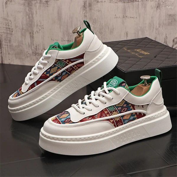 Scarpe casual 2024 uomini bianchi con filo spesso pizzo su piatti causali piattaforma causali rock punk moafer sport sneaker da passeggio